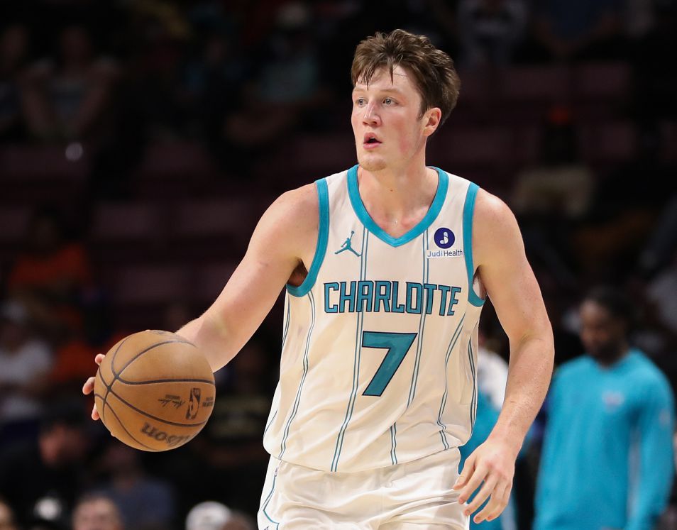 ครึ่งสนามเจ้าบ้าน! Knipel เชิญเพื่อน 2,000 คนมาดูเขาเล่น Bucks